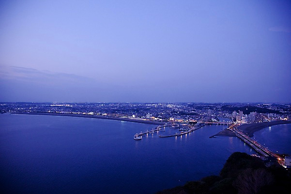 포토 JPG 구름 해외풍경 해외 아시아 바다 자연현상 하늘 풍경 해변 사람없음 야외 도시풍경 일본 도시 야간 저녁 해안도시 가마쿠라 에노시마 가교 국내포토 자연요소 건축물 나라 자연 파일형식