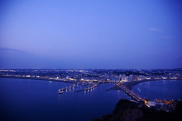 포토 JPG 구름 해외풍경 해외 아시아 바다 자연현상 하늘 풍경 해변 사람없음 야외 도시풍경 일본 도시 야간 저녁 해안도시 가마쿠라 에노시마 가교 국내포토 자연요소 건축물 나라 자연 파일형식