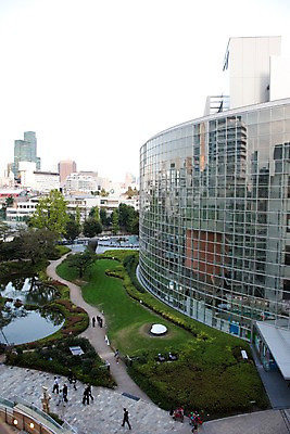 포토 JPG 해외풍경 해외 건축물 공원 현대건축 아시아 호수 사람 풍경 여러명 건물 하이앵글 도시풍경 일본 연못 동경 도시 보행자 도심 도쿄 롯본기 국내포토 공공시설 건축 나라 뷰포인트 다수 파일형식