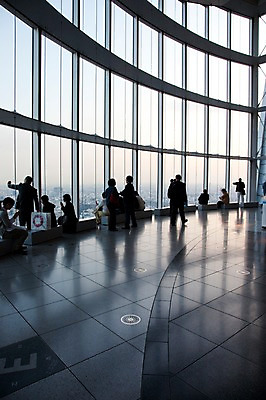 포토 JPG 주간 해외풍경 해외 실루엣 아시아 창문 실내 사람 풍경 빌딩 여러명 건물 도시풍경 일본 동경 복도 도쿄 창가 통로 모리빌딩 모리타워 국내포토 자연요소 건축물 나라 다수 촬영기법 내부 도시 파일형식