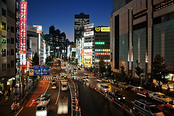 포토 JPG 해외풍경 해외 건축물 현대건축 아시아 도로 길 육상교통 교통수단 교통 야경 자동차 조명 거리 거리풍경 사람 빌딩 여러명 야외 건물 빛 도시풍경 일본 고층빌딩 원근감 차도 동경 도시 밤거리 보행자 도심 도쿄 저녁 신주쿠 국내포토 건축 나라 뷰포인트 다수 교통시설 풍경 밤 야간 파일형식