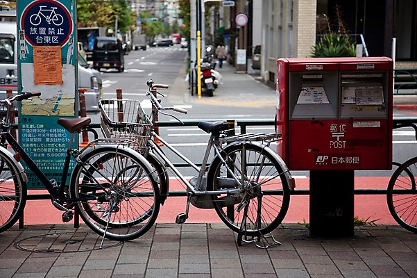 포토 JPG 주간 해외풍경 해외 시설물 공공시설 아시아 도로 육상교통 교통수단 난간 자동차 거리 거리풍경 풍경 사람없음 야외 울타리 도시풍경 일본 자전거 바이크 차도 우체통 도시 표지판 보행로 주차 주차장 보관소 자전거주차장 국내포토 자연요소 건축물 나라 길 교통 교통시설 알림판 담장 저장 시설 파일형식