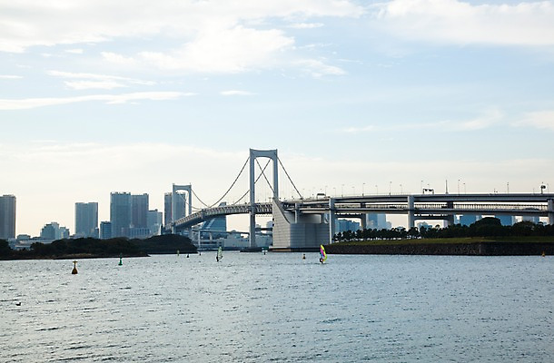 포토 JPG 주간 나무 식물 구름 해외풍경 해외 시설물 건축물 현대건축 아시아 바다 하늘 풍경 빌딩 사람없음 야외 건물 도시풍경 일본 고층빌딩 윈드서핑 동경 도시 도심 도쿄 해안도시 오다이바 레인보우브리지 레인보우브릿지 해상도시 가교 국내포토 자연요소 건축 나라 수상스포츠 파일형식