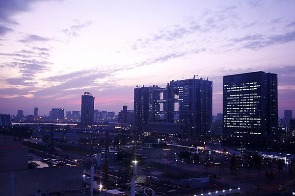 포토 JPG 구름 해외풍경 해외 건축물 현대건축 아시아 야경 하늘 조명 사람없음 야외 건물 빛 도시풍경 노을 일본 고층빌딩 어둠 일몰 동경 도시 도심 도쿄 저녁 오다이바 국내포토 자연요소 건축 나라 풍경 빌딩 야간 파일형식 풍경_경치