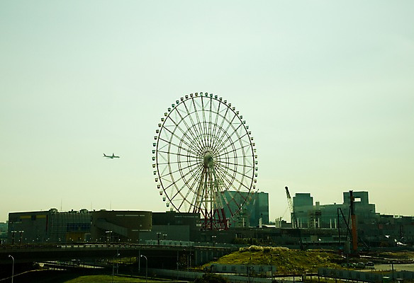 포토 JPG 주간 해외풍경 해외 건축물 건축 아시아 하늘 비행기 풍경 빌딩 사람없음 야외 건물 도시풍경 일본 놀이공원 기구 도구 동경 도시 도쿄 놀이기구 기중기 대관람차 오다이바 가교 국내포토 자연요소 나라 항공교통 대중교통 테마파크 중장비 파일형식