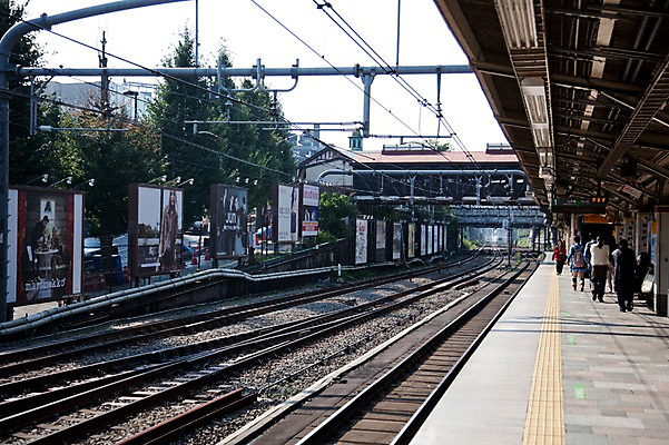 포토 JPG 주간 나무 식물 해외풍경 해외 시설물 아시아 도로 길 교통시설 간판 사람 풍경 여러명 야외 도시풍경 일본 기찻길 원근감 차도 전선 도시 보행자 역 플랫폼 승객 기차역 하라주쿠 철도의날 국내포토 자연요소 건축물 나라 뷰포인트 다수 교통 도쿄 시설 파일형식 법정기념일