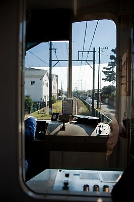 포토 JPG 주간 해외풍경 해외 시설물 아시아 도로 길 육상교통 교통수단 교통 창문 교통시설 대중교통 실내 한명 사람 풍경 아웃포커스 도시풍경 일본 기찻길 원근감 드라이브 운전 차도 기차 전철 전봇대 전차 기관사 철도의날 국내포토 자연요소 직업 1 건축물 공공시설 나라 뷰포인트 모션 촬영기법 내부 도시 시설 파일형식 법정기념일