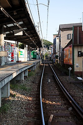 포토 JPG 주간 해외풍경 해외 시설물 건축물 아시아 도로 길 교통시설 주택 풍경 사람없음 야외 건물 도시풍경 일본 기찻길 원근감 차도 기차 도시 역 플랫폼 기차역 가마쿠라 철도의날 국내포토 자연요소 건축 나라 육상교통 뷰포인트 교통 대중교통 시설 파일형식 법정기념일