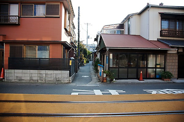 포토 JPG 주간 해외풍경 해외 건축물 아시아 도로 길 거리 주택 거리풍경 풍경 사람없음 야외 건물 도시풍경 마을 일본 기찻길 차도 도시 골목길 주택가 가마쿠라 국내포토 자연요소 건축 나라 교통시설 파일형식