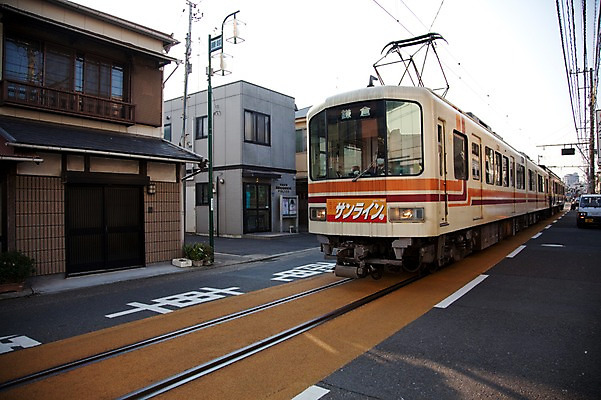 포토 JPG 해외풍경 해외 시설물 건축물 아시아 도로 길 육상교통 교통수단 교통 교통시설 자동차 거리 대중교통 거리풍경 사람 풍경 건물 도시풍경 일본 기찻길 원근감 차도 기차 트럭 오토바이 도시 전철 전봇대 가마쿠라 철도의날 국내포토 공공시설 건축 나라 뷰포인트 바이크 시설 파일형식 법정기념일