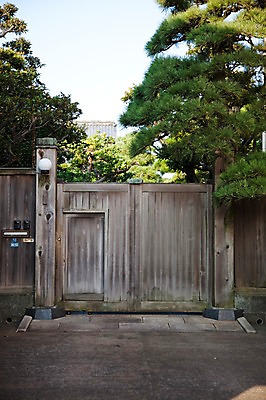 포토 JPG 주간 나무 식물 해외풍경 해외 아시아 출입구 조명 주택 풍경 사람없음 야외 도시풍경 문 일본 도시 대문 나무문 가마쿠라 외등 국내포토 자연요소 나라 건물 목재 파일형식