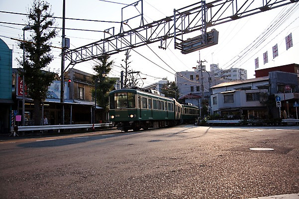 포토 JPG 주간 해외풍경 해외 시설물 건축물 아시아 도로 길 교통수단 교통 교통시설 거리 대중교통 거리풍경 사람 풍경 야외 건물 도시풍경 일본 기찻길 차도 기차 전선 도시 보행자 전철 전봇대 가마쿠라 철도의날 국내포토 자연요소 공공시설 건축 나라 육상교통 시설 파일형식 법정기념일