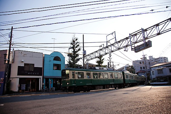 포토 JPG 주간 해외풍경 해외 시설물 건축물 아시아 도로 길 교통수단 교통 교통시설 거리 대중교통 거리풍경 풍경 사람없음 야외 건물 도시풍경 일본 기찻길 차도 기차 전선 도시 전철 전봇대 가마쿠라 철도의날 국내포토 자연요소 공공시설 건축 나라 육상교통 시설 파일형식 법정기념일