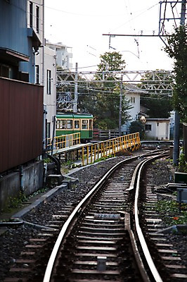 포토 JPG 주간 해외풍경 해외 시설물 건축물 아시아 도로 길 육상교통 교통수단 교통 교통시설 풍경 사람없음 야외 건물 도시풍경 일본 기찻길 원근감 차도 기차 도시 전철 가마쿠라 철도의날 국내포토 자연요소 건축 나라 뷰포인트 대중교통 시설 파일형식 법정기념일