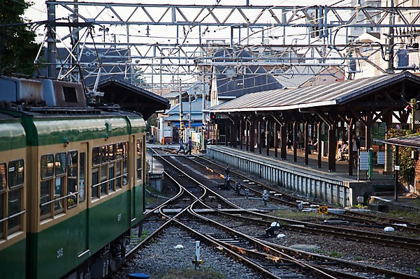 포토 JPG 주간 해외풍경 해외 시설물 건축물 아시아 도로 길 육상교통 교통수단 교통 교통시설 대중교통 사람 풍경 여러명 야외 건물 도시풍경 일본 기찻길 차도 기차 도시 보행자 역사 전철 역 플랫폼 기차역 가마쿠라 철도의날 국내포토 자연요소 건축 나라 다수 시설 파일형식 법정기념일