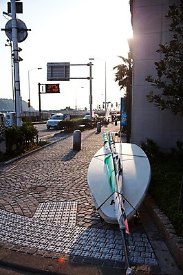 포토 JPG 주간 해외풍경 해외 건축물 아시아 도로 길 자동차 거리 거리풍경 풍경 사람없음 야외 건물 도시풍경 햇빛 일본 원근감 차도 도시 표지판 보행로 도로표지판 보도블럭 가마쿠라 국내포토 자연요소 건축 나라 육상교통 뷰포인트 교통시설 알림판 태양 파일형식