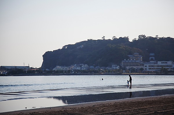 포토 JPG 주간 전신 해외풍경 해외 아시아 어린이 바다 섬 가족 물놀이 주택 서기 사람 풍경 성인 해변 야외 옆모습 세명 마을 일본 해안도시 어촌 가마쿠라 에노시마 국내포토 자연요소 나라 뷰포인트 관계 모션 놀이 건물 시골 도시 파일형식