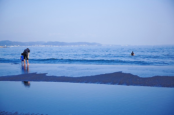 포토 JPG 주간 전신 해외풍경 해외 아시아 어린이 바다 섬 가족 물놀이 서기 사람 풍경 성인 해변 야외 뒷모습 세명 일본 가마쿠라 에노시마 국내포토 자연요소 나라 뷰포인트 관계 모션 놀이 파일형식