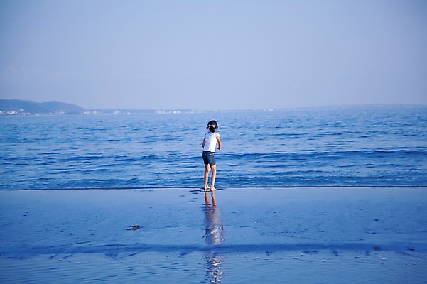 포토 JPG 주간 전신 해외풍경 해외 아시아 어린이 바다 섬 물놀이 한명 서기 사람 풍경 소녀 해변 야외 뒷모습 일본 가마쿠라 에노시마 여자만 여자한명만 어린이만 소녀만 소녀한명만 국내포토 자연요소 1 여자 나라 뷰포인트 모션 놀이 파일형식