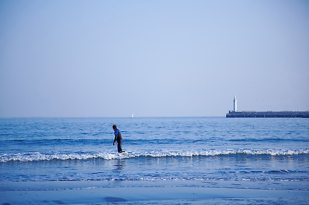 포토 JPG 주간 해외풍경 해외 아시아 물결 파도 바다 레저 등대 한명 사람 풍경 해변 야외 레포츠 일본 윈드서핑 수상스포츠 서핑 가마쿠라 에노시마 국내포토 자연요소 1 나라 스포츠 파일형식