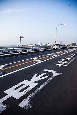 포토 JPG 주간 해외풍경 해외 시설물 아시아 도로 길 가로등 교통시설 하늘 풍경 사람없음 야외 도시풍경 일본 원근감 차도 도시 아스팔트 가마쿠라 에노시마 가교 국내포토 자연요소 건축물 공공시설 나라 뷰포인트 교통 시설 파일형식