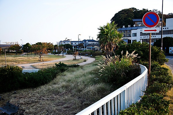 포토 JPG 주간 나무 식물 해외풍경 해외 건축물 공원 아시아 벤치 의자 주택 풍경 사람없음 야외 건물 울타리 도시풍경 일본 도시 표지판 가로수 가마쿠라 에노시마 국내포토 자연요소 공공시설 건축 나라 가구 알림판 담장 파일형식