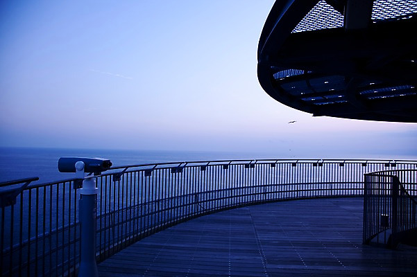 포토 JPG 주간 해외풍경 해외 아시아 바다 자연현상 하늘 풍경 해변 사람없음 야외 울타리 노을 일본 망원경 전망대 가마쿠라 에노시마 국내포토 자연요소 나라 자연 담장 파일형식