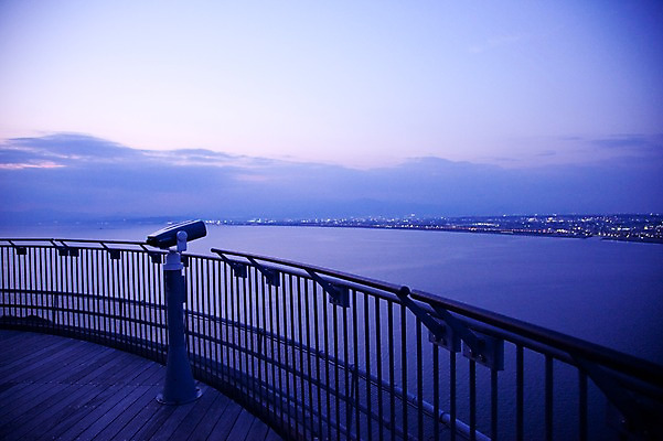 포토 JPG 주간 구름 해외풍경 해외 아시아 바다 자연현상 하늘 풍경 해변 사람없음 야외 울타리 도시풍경 노을 일본 망원경 도시 해안도시 전망대 가마쿠라 에노시마 국내포토 자연요소 나라 자연 담장 파일형식