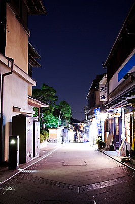 포토 JPG 나무 식물 전통 해외풍경 해외 건축물 아시아 전통문화 도로 길 고건축 야경 일본문화 조명 거리 주택 거리풍경 사람없음 야외 건물 빛 도시풍경 마을 상점 식당 일본 원근감 도시 골목길 저녁 일본전통 주택가 가마쿠라 국내포토 동양문화 건축 나라 문화 뷰포인트 외국문화 교통시설 풍경 야간 파일형식 풍경_경치