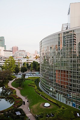 포토 JPG 해외풍경 해외 건축물 공원 현대건축 아시아 호수 사람 풍경 여러명 건물 하이앵글 도시풍경 일본 연못 동경 도시 보행자 도심 도쿄 롯본기 국내포토 공공시설 건축 나라 뷰포인트 다수 파일형식