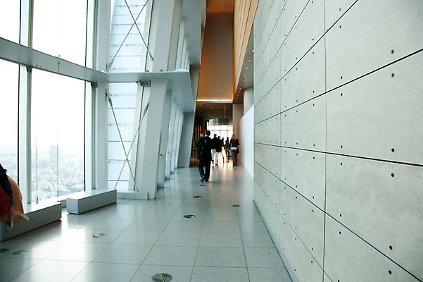 포토 JPG 주간 해외풍경 해외 아시아 실내 사람 풍경 빌딩 여러명 건물 도시풍경 일본 원근감 동경 복도 도쿄 통로 모리빌딩 모리타워 국내포토 자연요소 건축물 나라 뷰포인트 다수 내부 도시 파일형식