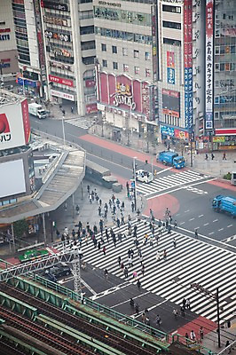 포토 JPG 주간 해외풍경 해외 건축물 현대건축 아시아 도로 교통 교통시설 자동차 거리 거리풍경 사람 풍경 빌딩 여러명 야외 건물 하이앵글 도시풍경 일본 고층빌딩 기찻길 차도 트럭 동경 도시 보행자 보행로 횡단보도 도심 도쿄 교차로 신주쿠 국내포토 자연요소 건축 나라 길 육상교통 뷰포인트 다수 시설 파일형식