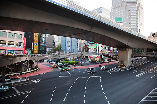 포토 JPG 주간 해외풍경 해외 시설물 건축물 현대건축 아시아 도로 길 교통 자동차 거리 거리풍경 사람 풍경 빌딩 고가 여러명 야외 건물 도시풍경 일본 고층빌딩 차도 동경 도시 고가도로 보행자 도심 도쿄 육교 시부야 가교 국내포토 자연요소 건축 나라 육상교통 다수 교통시설 다리_건축물 고속도로 파일형식