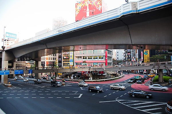 포토 JPG 주간 해외풍경 해외 시설물 건축물 현대건축 아시아 도로 길 교통 자동차 거리 거리풍경 사람 풍경 빌딩 고가 여러명 야외 건물 도시풍경 일본 고층빌딩 차도 동경 도시 틈 고가도로 보행자 도심 도쿄 육교 시부야 가교 국내포토 자연요소 건축 나라 육상교통 다수 교통시설 다리_건축물 고속도로 파일형식
