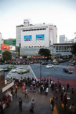 포토 JPG 주간 해외풍경 해외 건축물 현대건축 아시아 도로 교통 가로등 자동차 거리 거리풍경 사람 풍경 빌딩 여러명 야외 건물 도시풍경 일본 차도 동경 도시 보행자 횡단보도 도심 도쿄 교차로 시부야 국내포토 자연요소 공공시설 건축 나라 길 육상교통 다수 교통시설 보행로 파일형식