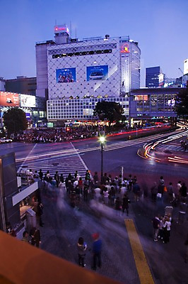 포토 JPG 해외풍경 해외 건축물 현대건축 아시아 도로 교통 야경 가로등 자동차 조명 거리 거리풍경 사람 빌딩 여러명 야외 건물 빛 도시풍경 일본 차도 동경 도시 보행자 횡단보도 도심 도쿄 저녁 교차로 시부야 국내포토 공공시설 건축 나라 길 육상교통 다수 교통시설 풍경 보행로 야간 파일형식 풍경_경치