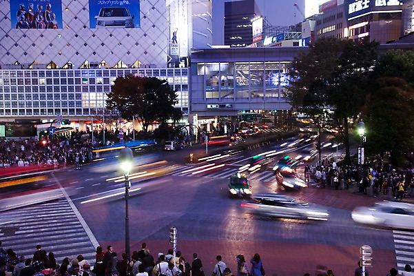 포토 JPG 해외풍경 해외 건축물 현대건축 아시아 도로 교통 야경 가로등 자동차 조명 거리 거리풍경 사람 여러명 야외 건물 빛 도시풍경 일본 차도 동경 도시 보행자 횡단보도 도심 도쿄 저녁 교차로 시부야 국내포토 공공시설 건축 나라 길 육상교통 다수 교통시설 풍경 보행로 야간 파일형식 풍경_경치