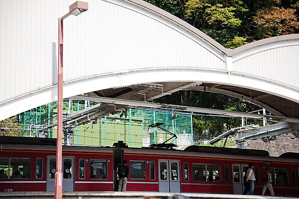 포토 JPG 주간 해외풍경 해외 아시아 육상교통 교통수단 교통 가로등 대중교통 사람 풍경 여러명 야외 도시풍경 여행객 일본 기차 보행자 역 기차역 하코네 산악열차 하코네유모토 국내포토 자연요소 공공시설 나라 다수 교통시설 도시 파일형식