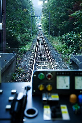 포토 JPG 주간 나무 식물 해외풍경 해외 시설물 아시아 도로 길 육상교통 교통수단 교통 교통시설 대중교통 풍경 사람없음 야외 아웃포커스 도시풍경 일본 기찻길 원근감 차도 기차 전봇대 하코네 철도의날 국내포토 자연요소 건축물 공공시설 나라 뷰포인트 촬영기법 도시 시설 파일형식 법정기념일