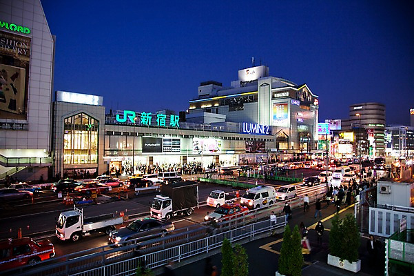 포토 JPG 해외풍경 해외 건축물 현대건축 아시아 도로 길 교통 야경 자동차 조명 거리 거리풍경 사람 빌딩 여러명 야외 건물 빛 도시풍경 일본 차도 동경 도시 밤거리 보행자 도심 역 도쿄 저녁 신주쿠 국내포토 건축 나라 육상교통 다수 교통시설 풍경 밤 야간 파일형식