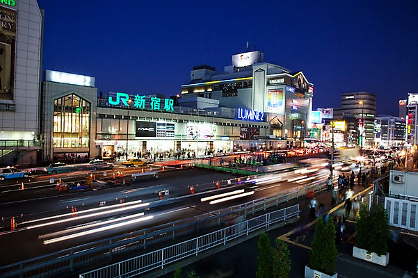 포토 JPG 해외풍경 해외 건축물 현대건축 아시아 도로 길 교통 야경 자동차 조명 거리 거리풍경 사람 빌딩 여러명 야외 건물 빛 도시풍경 일본 차도 동경 도시 밤거리 보행자 도심 역 도쿄 저녁 신주쿠 국내포토 건축 나라 육상교통 다수 교통시설 풍경 밤 야간 파일형식