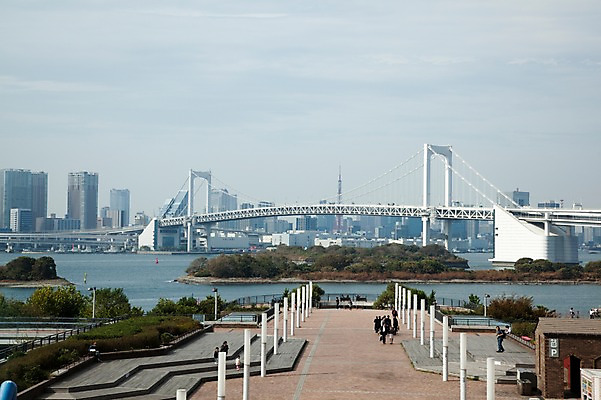 포토 JPG 주간 구름 해외풍경 해외 시설물 건축물 공원 현대건축 아시아 바다 하늘 사람 풍경 빌딩 여러명 야외 건물 도시풍경 일본 고층빌딩 동경 도시 보행자 도심 도쿄 해안도시 오다이바 레인보우브리지 레인보우브릿지 해상도시 가교 국내포토 자연요소 공공시설 건축 나라 다수 파일형식