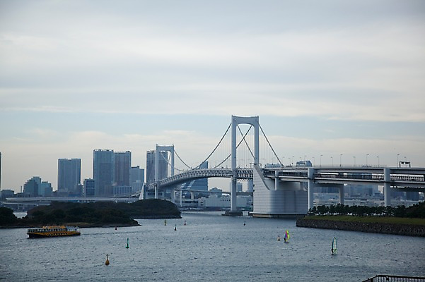 포토 JPG 주간 구름 해외풍경 해외 시설물 건축물 현대건축 아시아 바다 수상교통 하늘 풍경 빌딩 사람없음 야외 건물 도시풍경 일본 고층빌딩 윈드서핑 동경 도시 도심 도쿄 유람선 해안도시 오다이바 레인보우브리지 레인보우브릿지 해상도시 가교 선박 국내포토 자연요소 건축 나라 교통수단 배_교통 수상스포츠 파일형식