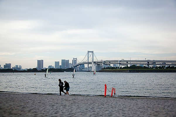 포토 JPG 주간 해외풍경 해외 시설물 건축물 공원 현대건축 아시아 바다 요트 사람 풍경 빌딩 해변 야외 건물 도시풍경 모래사장 소풍 일본 고층빌딩 놀이공원 윈드서핑 동경 도시 서핑 도심 도쿄 해안도시 오다이바 레인보우브리지 레인보우브릿지 해상도시 가교 선박 국내포토 자연요소 공공시설 건축 나라 수상교통 배_교통 야외활동 테마파크 수상스포츠 파일형식