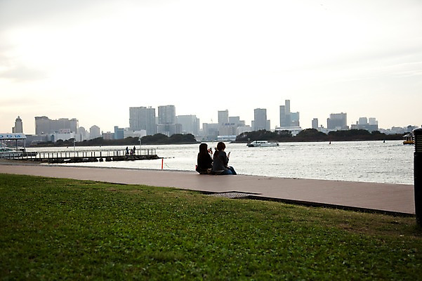 포토 JPG 주간 해외풍경 해외 시설물 건축물 공원 현대건축 아시아 바다 사람 풍경 빌딩 잔디 해변 야외 건물 도시풍경 소풍 항구 일본 고층빌딩 놀이공원 다리 동경 도시 도심 도쿄 해안도시 오다이바 해상도시 가교 선박 국내포토 자연요소 식물 공공시설 건축 나라 수상교통 교통시설 야외활동 테마파크 파일형식