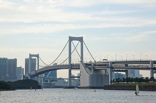 포토 JPG 주간 나무 식물 구름 해외풍경 해외 시설물 건축물 현대건축 아시아 바다 하늘 풍경 빌딩 사람없음 야외 건물 도시풍경 일본 고층빌딩 윈드서핑 동경 도시 도심 도쿄 해안도시 오다이바 레인보우브리지 레인보우브릿지 해상도시 가교 국내포토 자연요소 건축 나라 수상스포츠 파일형식
