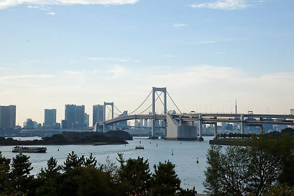 포토 JPG 주간 나무 식물 구름 해외풍경 해외 시설물 건축물 현대건축 아시아 바다 하늘 풍경 빌딩 사람없음 야외 건물 도시풍경 일본 고층빌딩 동경 도시 도심 도쿄 유람선 해안도시 오다이바 레인보우브리지 레인보우브릿지 해상도시 가교 선박 국내포토 자연요소 건축 나라 수상교통 배_교통 파일형식