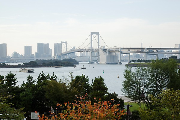 포토 JPG 주간 나무 식물 해외풍경 해외 시설물 건축물 현대건축 아시아 바다 풍경 빌딩 사람없음 야외 건물 도시풍경 일본 고층빌딩 동경 도시 도심 도쿄 유람선 해안도시 오다이바 레인보우브리지 레인보우브릿지 해상도시 가교 선박 국내포토 자연요소 건축 나라 수상교통 배_교통 파일형식