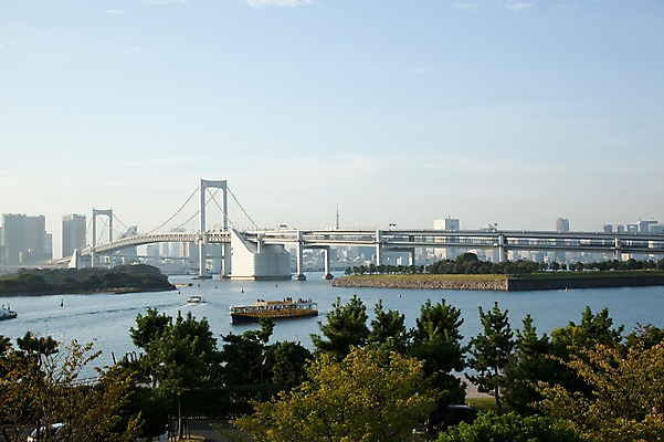 포토 JPG 주간 나무 식물 해외풍경 해외 시설물 건축물 현대건축 아시아 바다 풍경 빌딩 사람없음 야외 건물 도시풍경 일본 고층빌딩 동경 도시 도심 도쿄 유람선 해안도시 오다이바 레인보우브리지 레인보우브릿지 해상도시 가교 선박 국내포토 자연요소 건축 나라 수상교통 배_교통 파일형식
