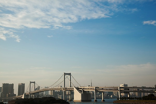 포토 JPG 주간 구름 해외풍경 해외 시설물 건축물 현대건축 아시아 바다 하늘 풍경 빌딩 사람없음 야외 건물 도시풍경 일본 고층빌딩 동경 도시 도심 도쿄 해안도시 오다이바 레인보우브리지 레인보우브릿지 해상도시 가교 국내포토 자연요소 건축 나라 파일형식